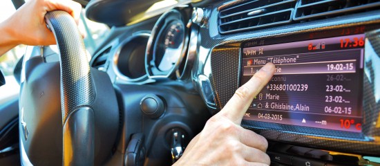 Quelles solutions pour téléphoner en voiture ?